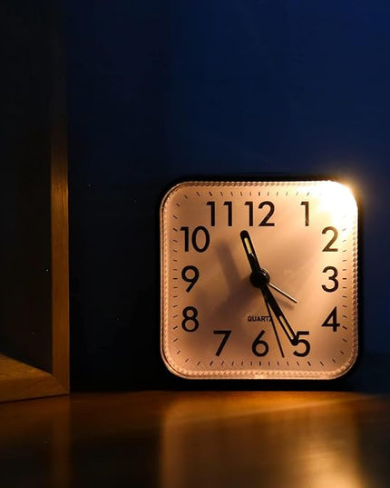 OQIMAX Analog Alarm Clocks, Non Ticking Table Clock with Luminous Hand & Large Display, Battery Powered Silent Bedside Alarm Clock with Snooze & Night Light Function, for Bedroom, Office